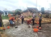 Polsek Way Bungur dan Warga Taman Negeri Kompak Gotong Royong Bangun Rumah Warga Kurang Mampu