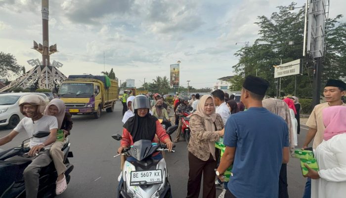 Ramadhan Penuh Berkah, SPPG Kelapa Tujuh Dapur Twin Bagikan 1.000 Takjil dan Sembako untuk Warga Kotabumi