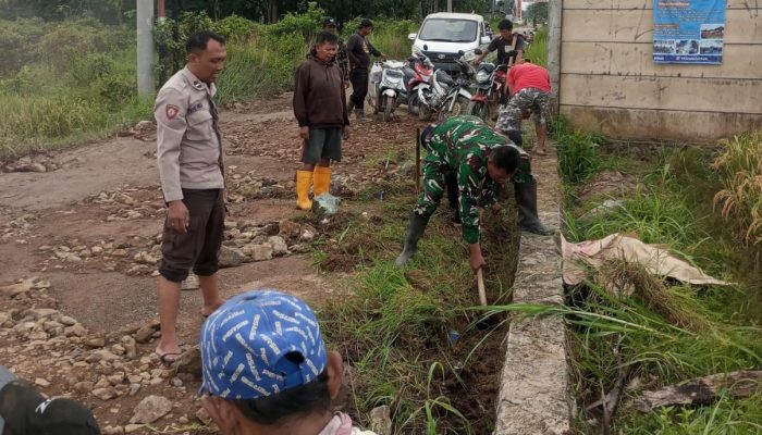Semangat Kebersamaan, Babinsa Jati Agung Ajak Warga Timbun Jalan Rusak