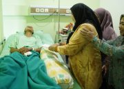 Eva Dwiana Jenguk Petugas BPBD Korban Kecelakaan, Beri Bantuan Rp15 Juta dan Umroh